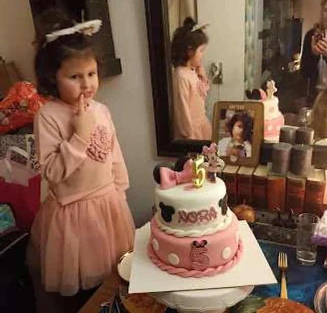 "JAKO MI TEŠKO PADA!" Aneli Ahmić PROPUSTILA ĆERKIN PETI ROĐENDAN: Fotografije male slavljenice raznežile javnost, sve je kao iz Diznijeve bajke (FOTO)