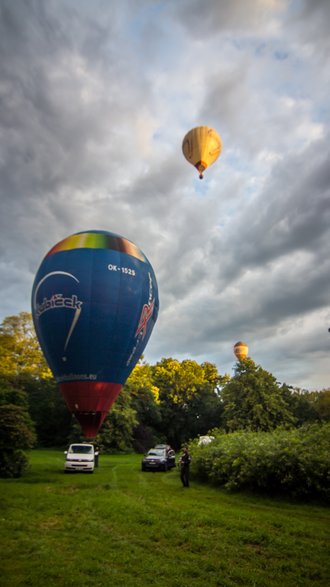 II Zawody Balonowe "In The Silesian Sky" - start balonów świtem z pszczyńskiego parku zamkowego - 25.06.2022 r. - autor: Andrzej Grynpeter