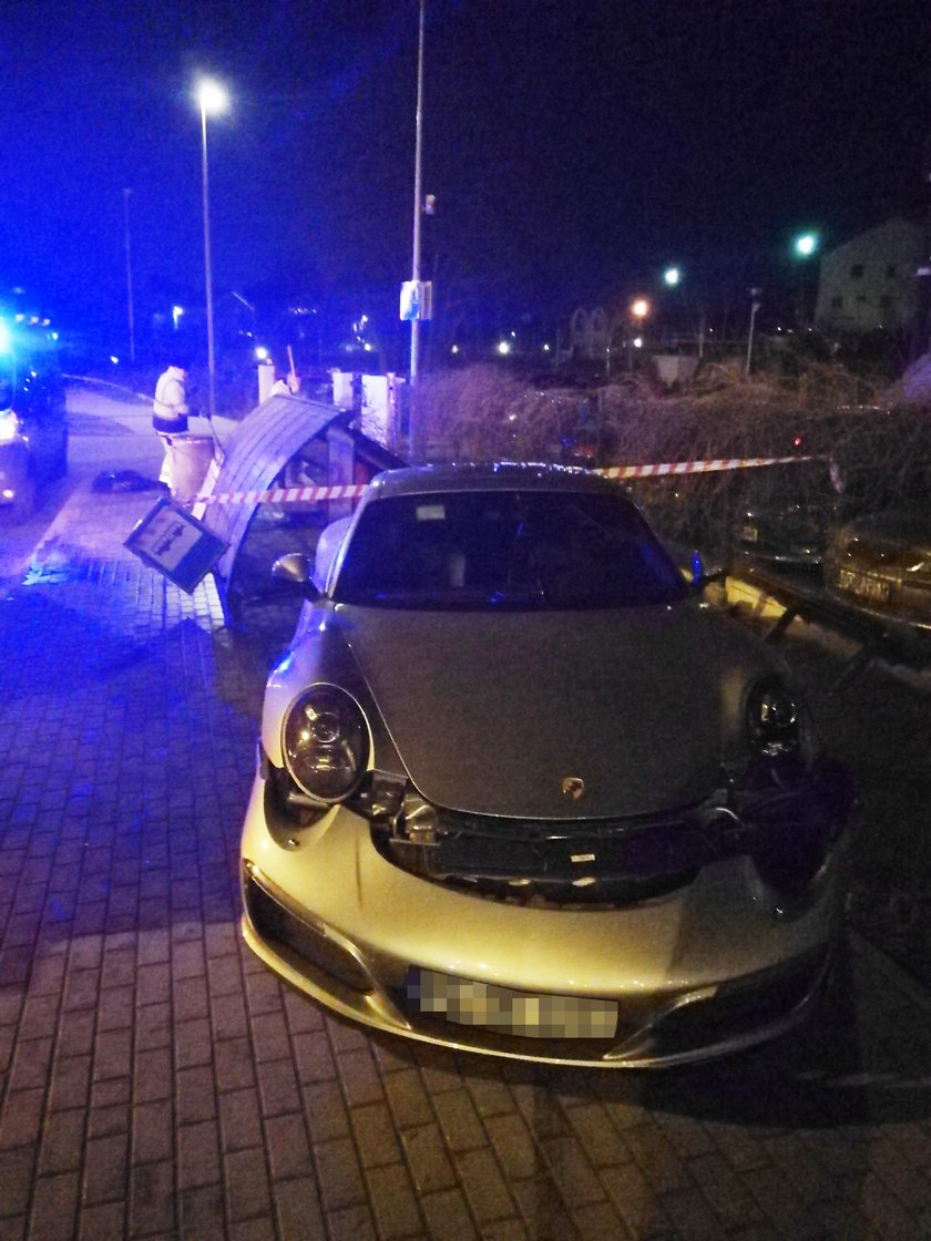 Porsche staranowało przystanek w Gdańsku. Kierowca w rękach policji