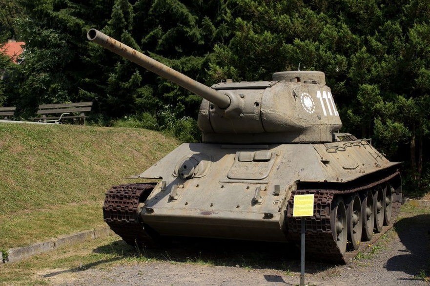 Czołg T-34/85 w skansenie uzbrojenia w Jeleniej Górze (fot. Honza Groh, opublikowano na licencji Creative Commons Attribution-Share Alike 3.0 Unported)