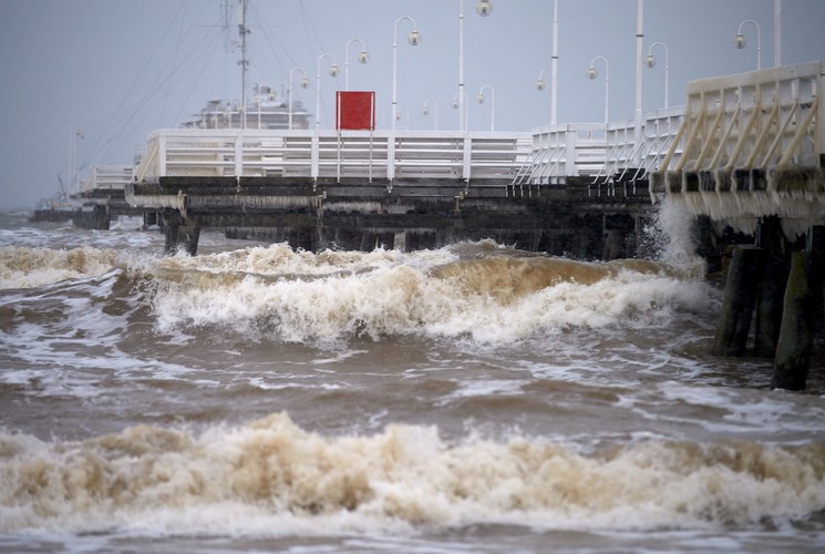Fale na Zatoce Gdańskiej przy molo w Sopocie