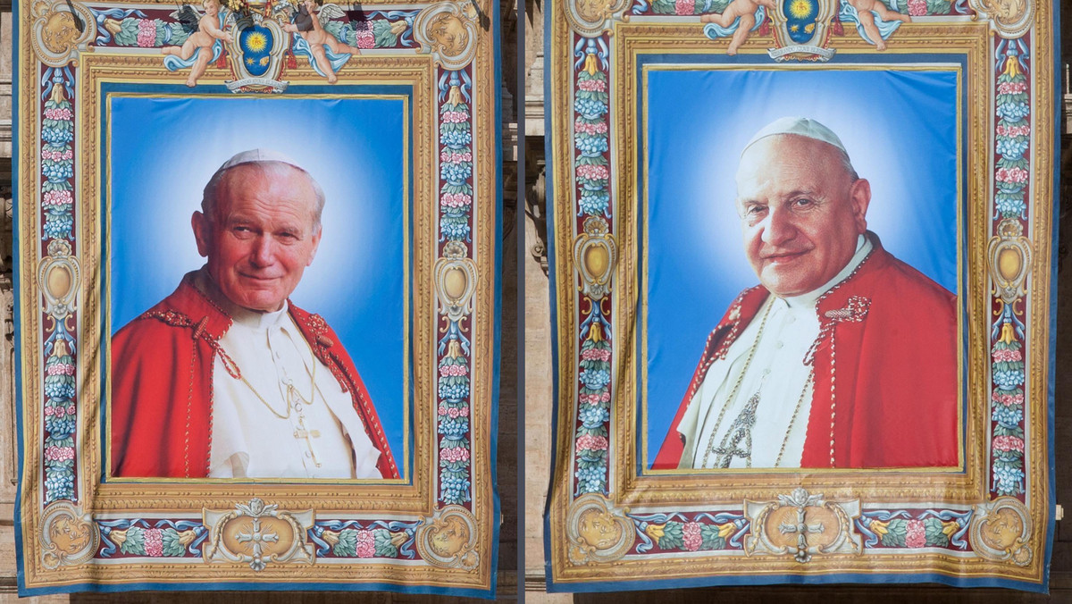 Na balkonach bazyliki Świętego Piotra są już portrety kanonizacyjne Jana Pawła II i Jana XXIII. Oba podobne w stylistyce wizerunki podkreślają świąteczny nastrój w Watykanie na dwa dni przed mszą kanonizacyjną.