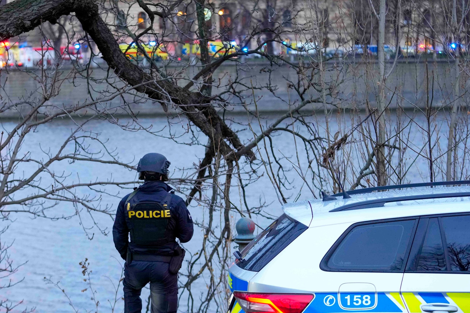 Na škole v Prahe sa strieľalo, strelec je eliminovaný.