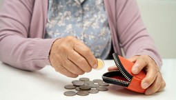 Chorzy na raka w 2026 roku mogą ubiegać się o specjalne świadczenie. Jakie warunki trzeba spełnić, żeby otrzymać 1978,49 zł miesięcznie?