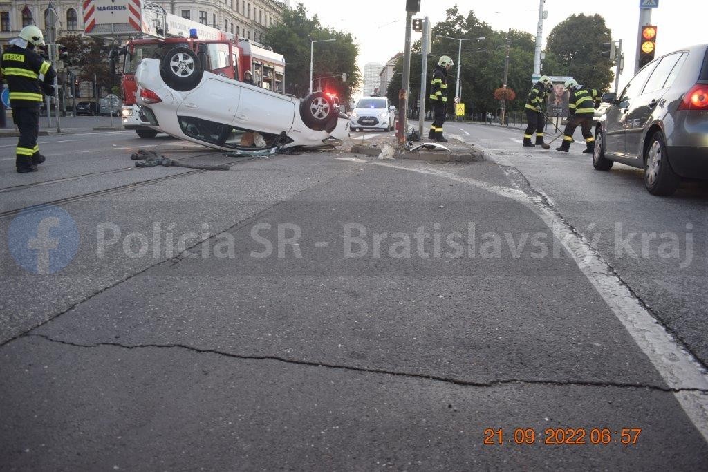 Pri nehode sa zranili tri osoby.