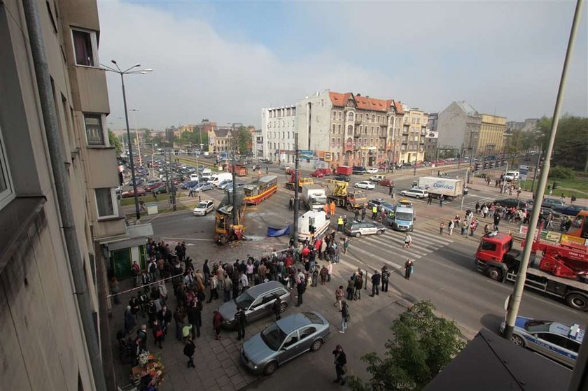 Wypadek tramwajowy. Motorniczy nie żyje. 11 osób rannych