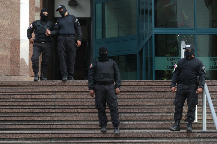 Policija je blokirala ulaze u zgradu