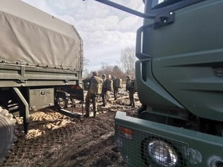 Mundurowi rozjeździli pole. Kto zapłaci za straty lokalnych rolników?