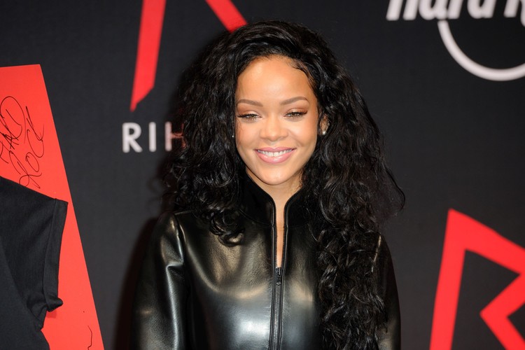 <b>Łóżko o długości 180 cm dla Rihanny</b>
<br>
<br>
Rok temu w Polsce wystąpiła także Rihanna. Jej rider liczył aż 10 stron wymagań stawianych organizatorom. Gwiazda nie lubi cekinów i nie toleruje mebli obitych naturalna skórą, lubi za to motywy zwierzęce - tak obite były puszki. Łóżko artystki miało mieć dokładnie 180 cm, a pomieszczenia mieszkalne były utrzymane w kolorze niebieskim.
<br>
<br>
W menu gwiazdy znalazła się patera z egzotycznymi owocami, dużo słodkich przekąsek, napojów gazowanych, filety z kurczaka i woda z wyspy Fidżi.