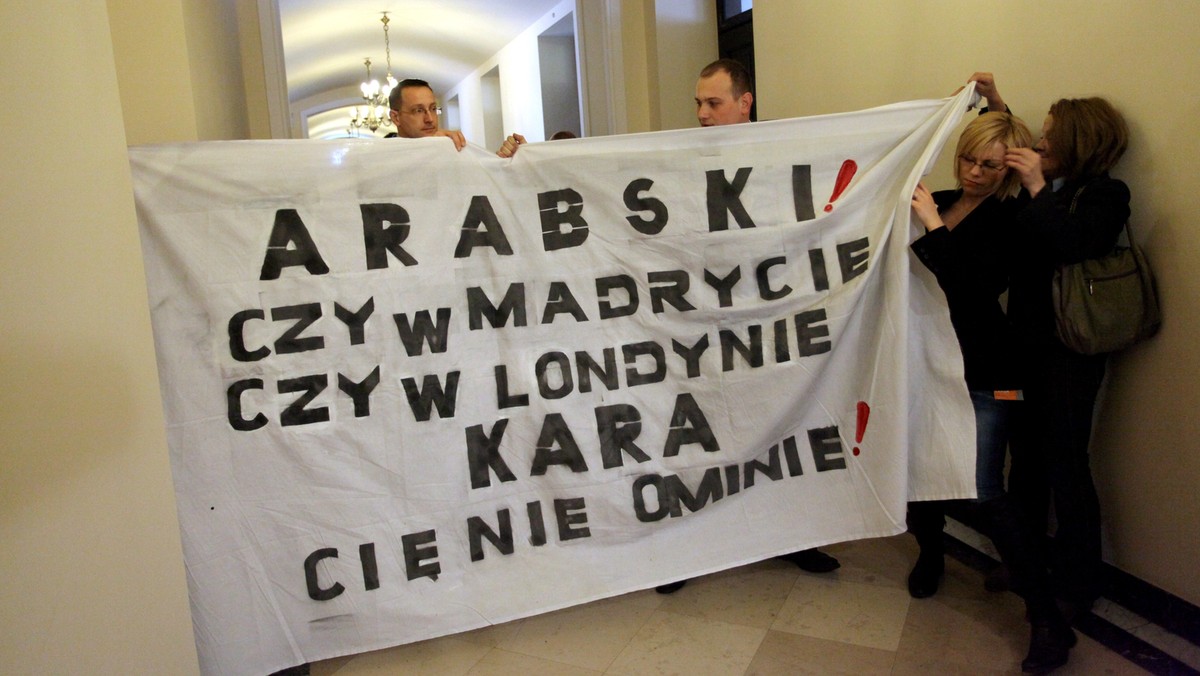 W Sejmie posłowie opiniowali kandydaturę Tomasza Arabskiego na ambasadora Polski w Madrycie. Tej kandydaturze ostro sprzeciwiała się grupa osób związanych z "Gazetą Polską". Ich protest zakończył się szarpaniną i interwencją straży marszałkowskiej. Także dziś, dzięki publikacji "New York Timesa" świat poznał zaskakujący fakt z życia papieża Franciszka. Co to było? Przeczytaj czwartkowy TOP5 Onetu!