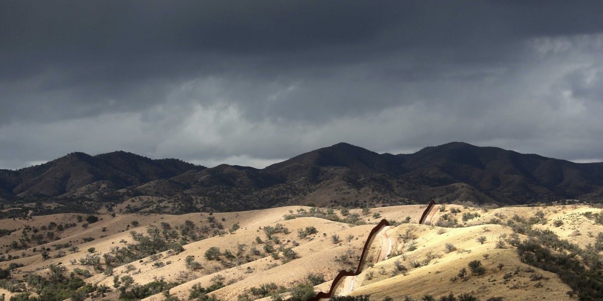 24 striking photos of international borders from around the world