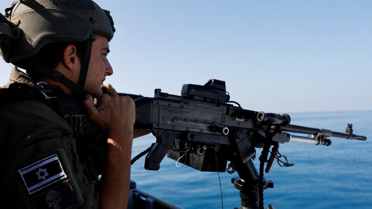 Izraelski żołnierz na Morzu Śródziemnym