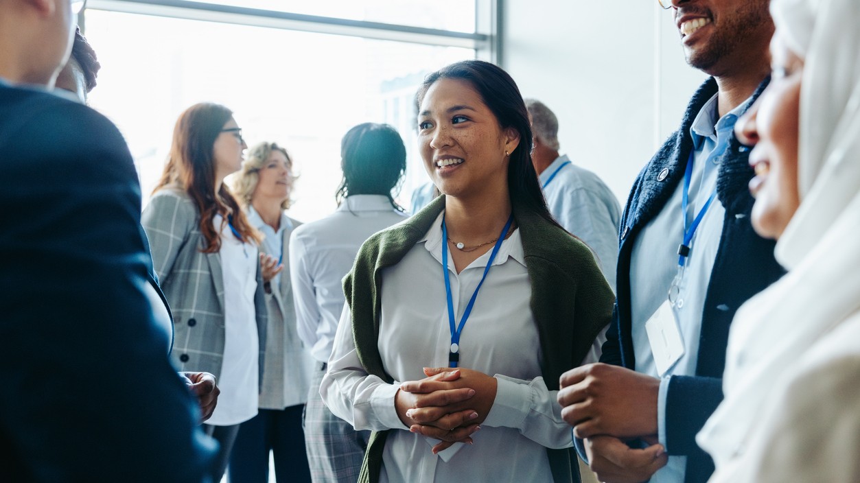 Networking nie je len o zbieraní kontaktov, ale o budovaní autentických vzťahov a vzájomnom prepojovaní príbehov, ktoré môžu v budúcnosti otvoriť nečakané dvere.