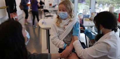 Kiedy rozpoczną się szczepienia młodszych dzieci przeciwko koronawirusowi? Już zapadła decyzja. Jaka data?