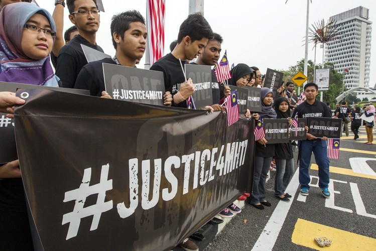 Mieszkańcy Malezji w solidarności z rodzinami ofiar. Fot. EPA/AZHAR RAHIM