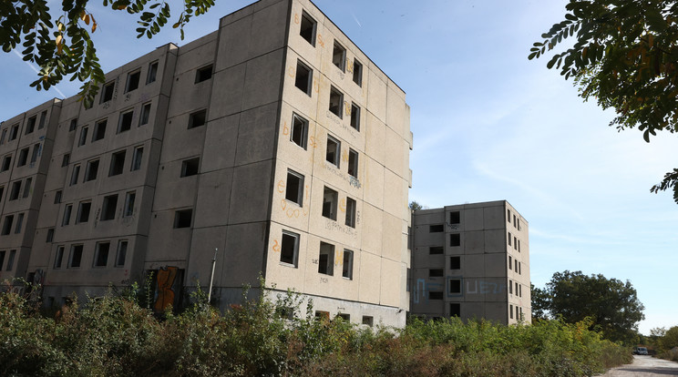 Ezekben a panelházakban laktak az orosz katonák, a vasbeton még áll, de ablakok már nincsenek / Fotó: Pozsonyi Zita