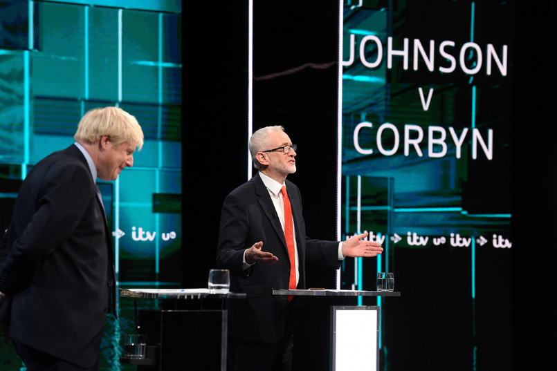 Brytyjski premier Boris Johnson nieznacznie wygrał wtorkową pierwszą debatę telewizyjną z liderem opozycji Jeremym Corbynem - wynika z przeprowadzonego na gorąco sondażu ośrodka YouGov. Na zwycięstwo Johnsona wskazało 51 proc. badanych, na Corbyna - 49 proc.