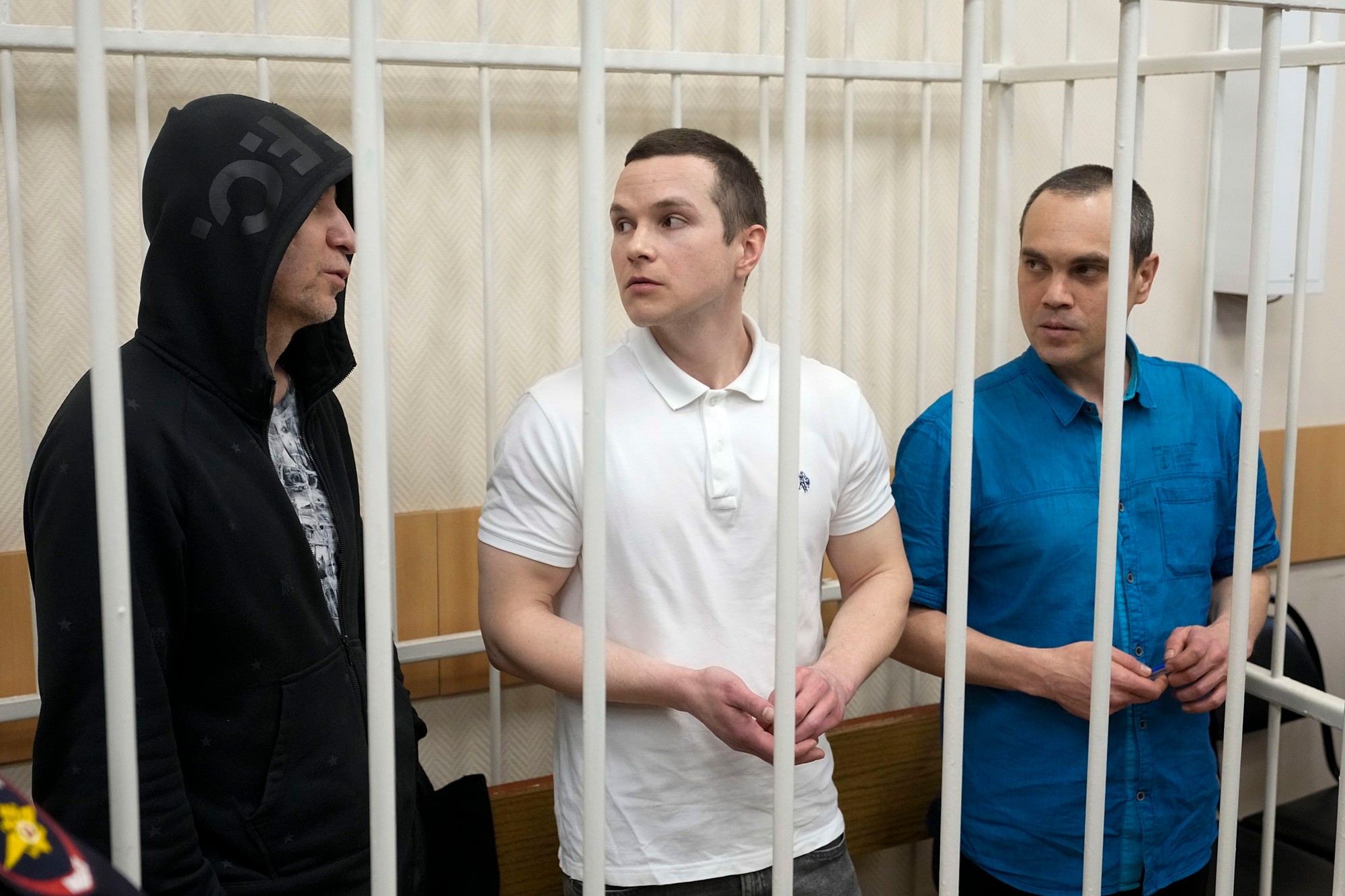Advokáti (zľava) Igor Sergunin, Alexej Lipcer a Vadim Kobzev, ktorí kedysi zastupovali zosnulého opozičného lídra Alexeja Navaľného.