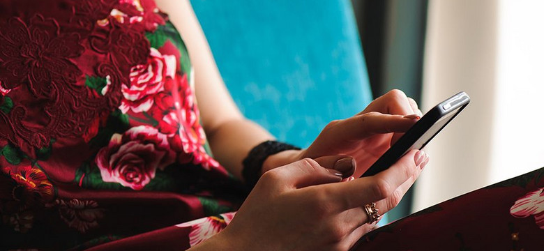Nawet rok więzienia za czytanie SMS-ów małżonka. W Arabii Saudyjskiej weszło w życie nowe prawo