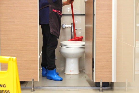 Srbin zbog TOALETA mora da plati KAZNU od 100.000 evra: Drama u Austriji