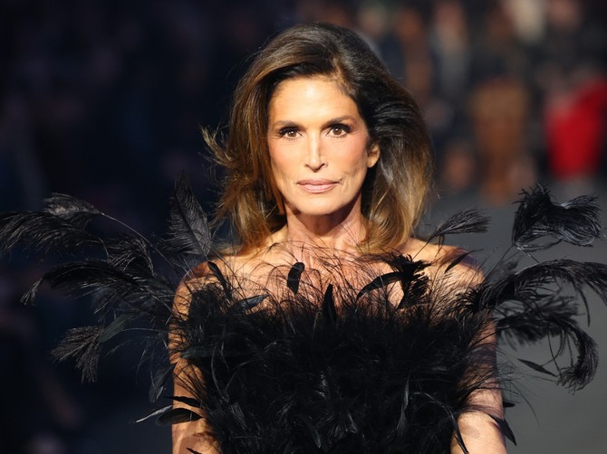 Sindi Kraford (60) prošetala Gucci revijom, oduševila javnost  - a šta je Demna priredio