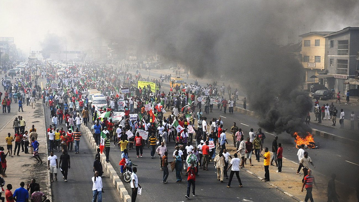 Największy nigeryjski związek zawodowy zrzeszający pracowników firm naftowych poinformował, że dzisiaj podejmie decyzję w sprawie ewentualnego wstrzymania produkcji ropy w ramach strajku przeciwko zniesieniu rządowych subwencji do paliw.