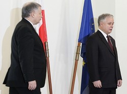 Raport: Kaczyńscy nie zniszczyli demokracji