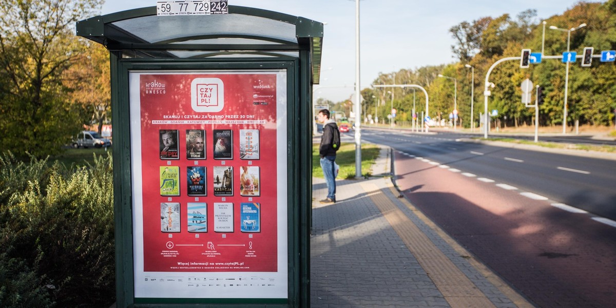 Książki do wypożyczenia za darmo. Na przystanku autobusowym