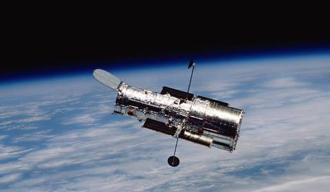 Kosmiczny Teleskop Hubble'a uchwycił odległą galaktykę spiralną