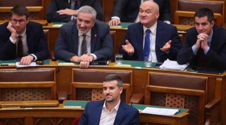 Jakab Péter, a Jobbik frakcióvezetője az ülés kezdetén ült be Orbán Viktor székébe, nem törődve a mögötte ülő kormánypárti politikusok méltatlankodásával. /Fotó: Facebook