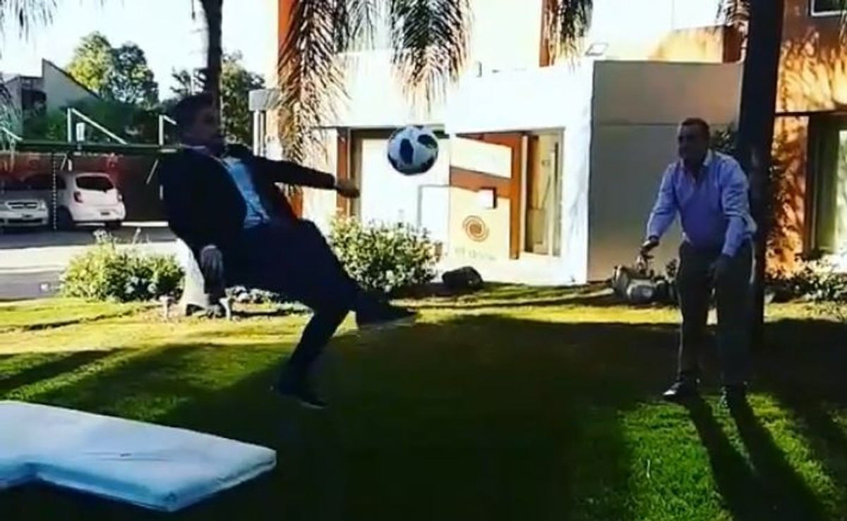 Dziennikarz chciał skopiować "przewrotkę" Cristiano Ronaldo. Skończyło się na złamanej nodze