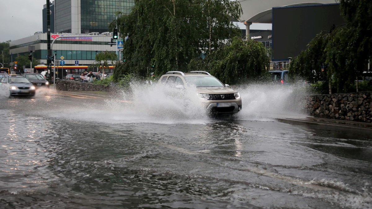 Zalane ulice w centrum Warszawy