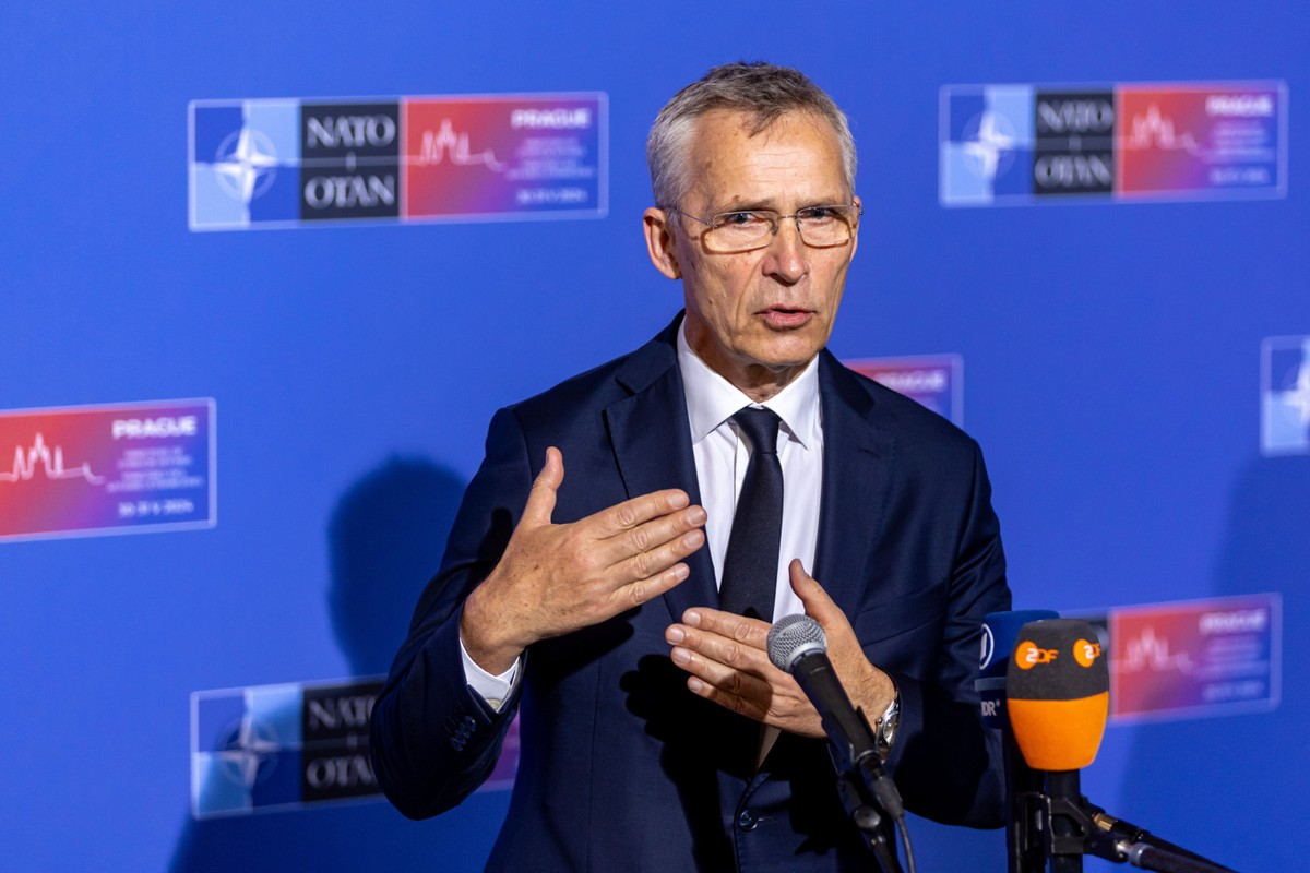 Sekretarz generalny NATO Jens Stoltenberg rozmawia z dziennikarzem na nieformalnym spotkaniu ministrów spraw zagranicznych NATO w Pałacu Czernińskim w Pradze