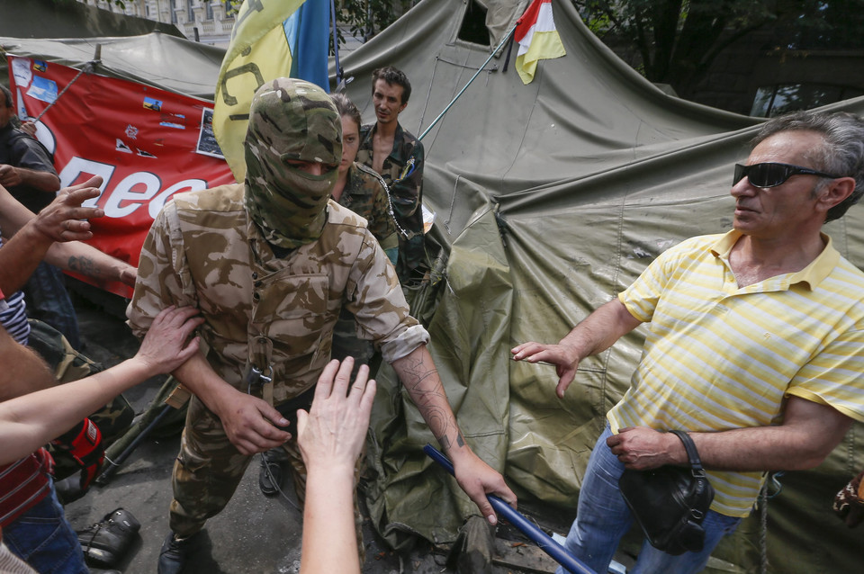 UKRAINE CRISIS  (Ukrainians clean the Maydan.)
