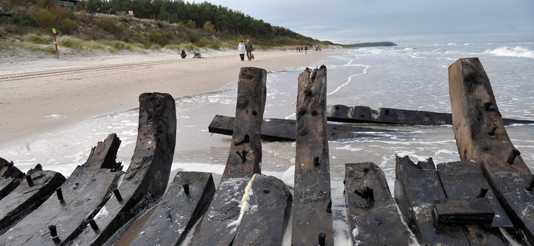 Ciekawe odkrycie na plaży w Międzywodziu - sztorm odsłonił wrak XIX-wiecznego statku