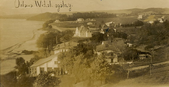 Zdjęcie wykonane w 1929 r. z Kępy Redłowskiej w stronę Sopotu. Zabudowa głównie willowa, Na pierwszym planie z lewej Dom Kuracyjny, w  centrum willa „Mewa”.