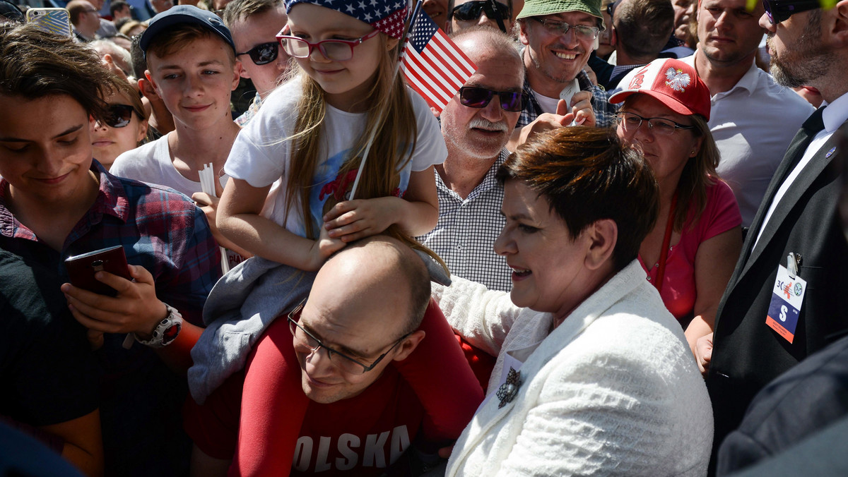 – Wizyta w Polsce prezydenta USA Donalda Trumpa to takie wydarzenie które, trzeba cenić i doceniać; oceniam tę wizytę bardzo pozytywnie i uważam, że ona przyniesie bardzo dobre efekty – powiedziała premier Beata Szydło. – Myślę, że możemy z optymizmem patrzyć w przyszłość – oceniła.