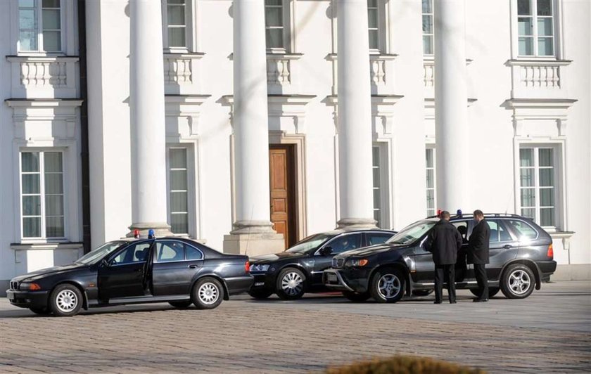 Komorowski jeździ limuzyną