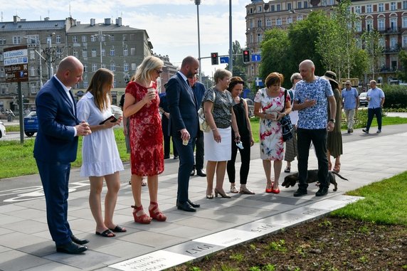 Bulwar Słoneczny we Wrocławiu. Upamiętnia nadanie praw wyborczych kobietom!