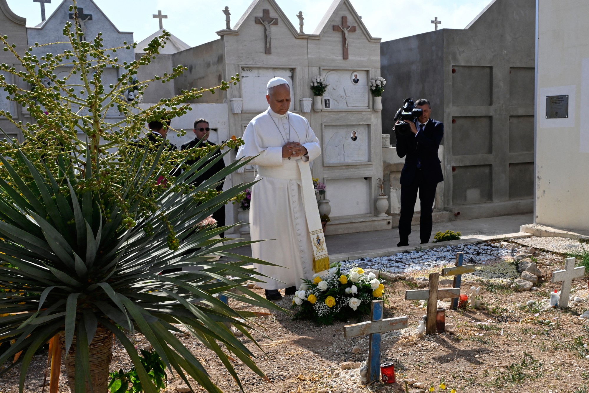 Pápež Lev si na ostrove Lampedusa uctil pamiatku obetí v radoch migrantov.