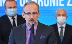 Minister Zdrowia: Dystans i maski ograniczają transmisję koronawirusa. To nie insynuacje!