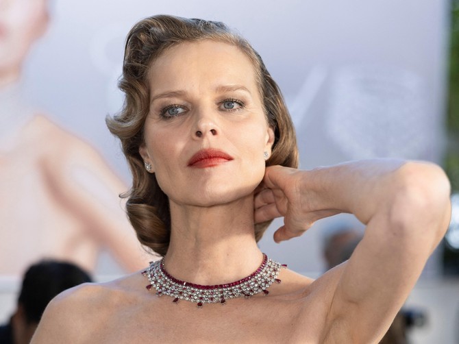 Eva Hercigova blistala u Kanu u Armanijevoj vintidž kreaciji, a poglede ukrala i skupocena ogrlica