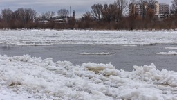 pogodowy rollercoaster nad polską. śnieżyce, potem siarczysty mróz, gwałtowna odwilż i podtopienia. styczeń 2026 przyniesie ekstremalną pogodę czarny kolor na mapach anomalii temperatury