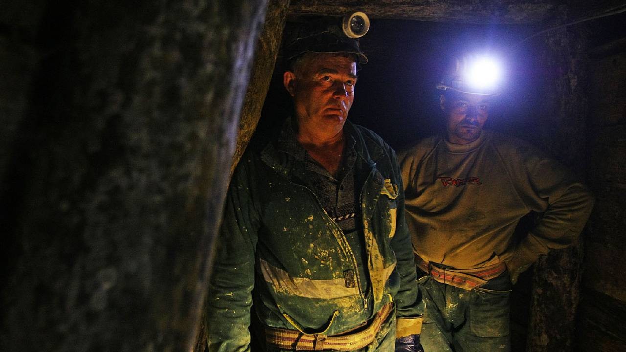 90 de mineri refuză să iasă de 24 de ore din subteran: reclamă salarii mai mici, după transferul de la Lupeni la Mina Vulcan. Un angajat a leșinat
