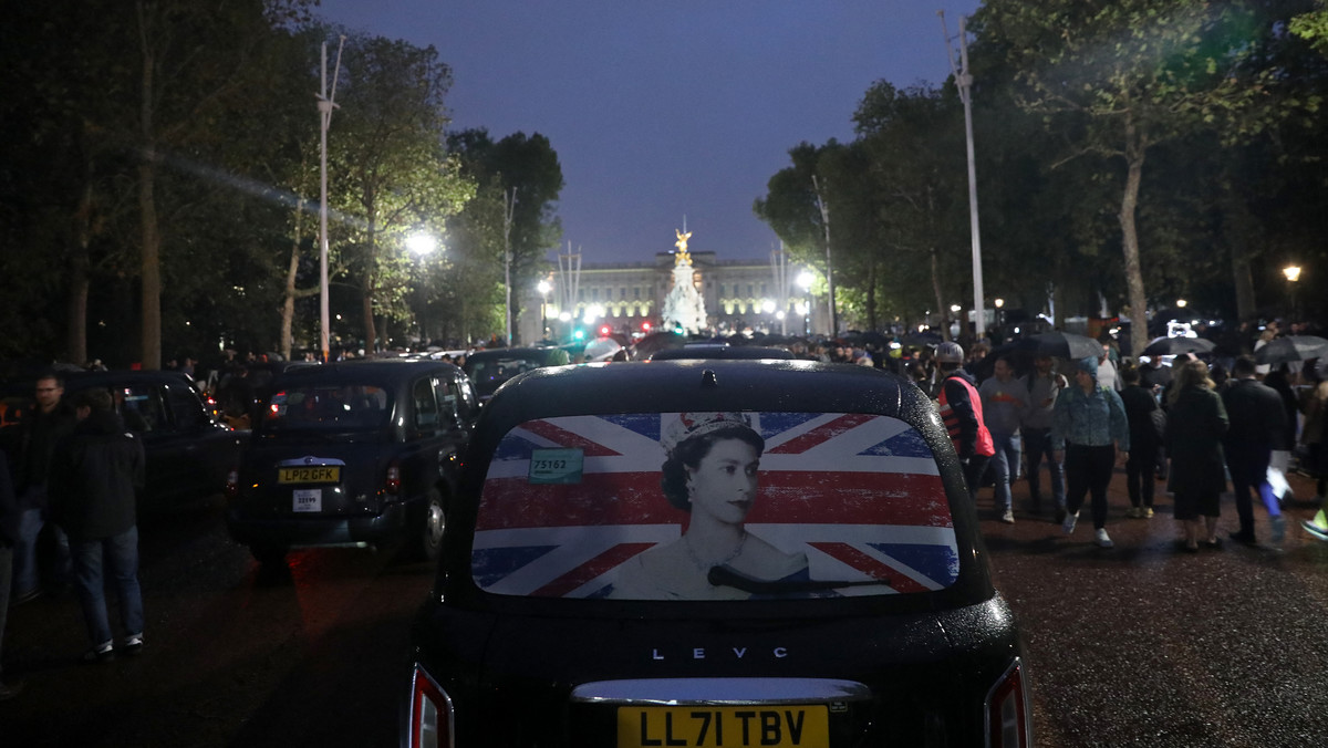 Ludzie zbierają się przed Pałacem Buckingham w Londynie