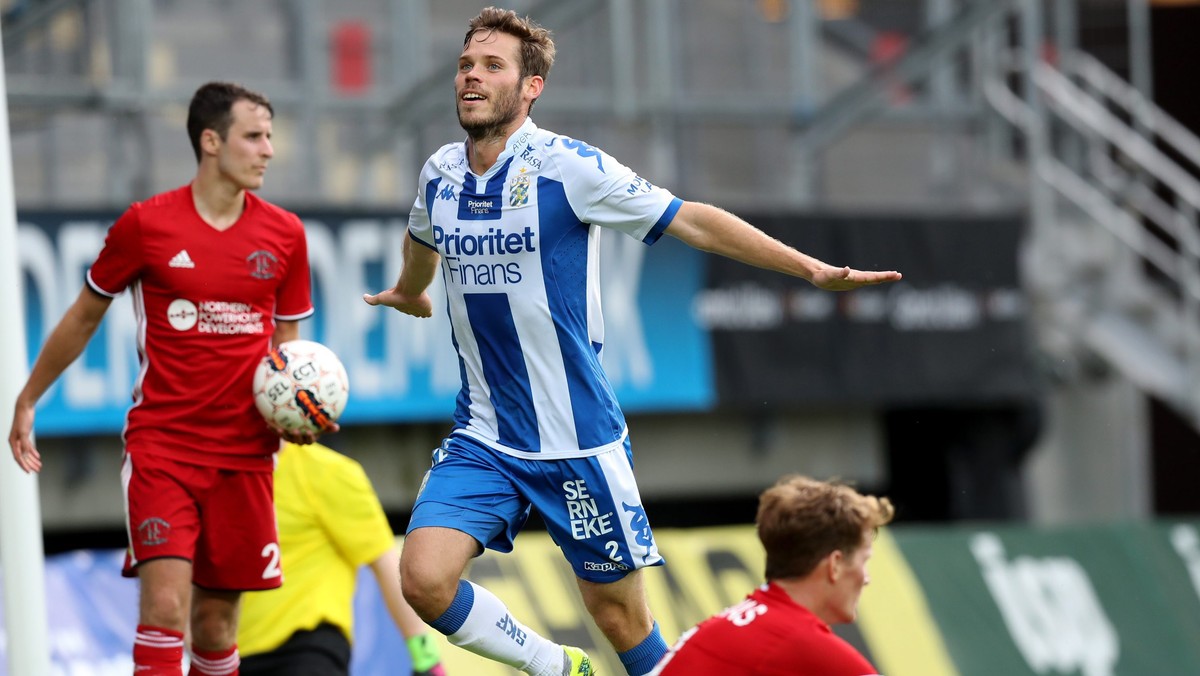 W pierwszych meczach I rundy kwalifikacji Ligi Europy piłkarze IFK Goeteborg wygrali z walijskim Landudno FC 5:0, a Neftczi Baku pokonało maltańskie Balzan FC 2:0. Na zwycięzców w tych parach czekają Piast Gliwice oraz - w przypadku awansu - Cracovia.