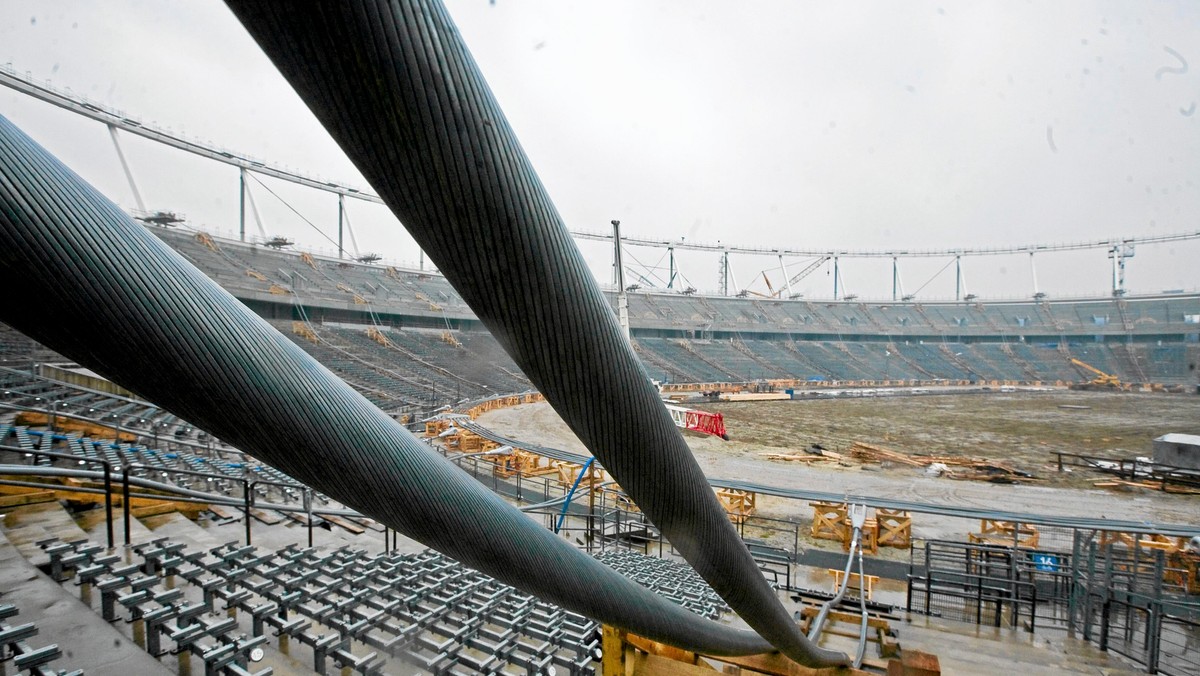 Do marszałka województwa mają trafić wnioski z analizy ekspertów ws. Stadionu Śląskiego. Prace na budowie wstrzymano, jak w piątek podczas podnoszenia dachu pękły klamry łączące liny - informuje rmf24.pl.