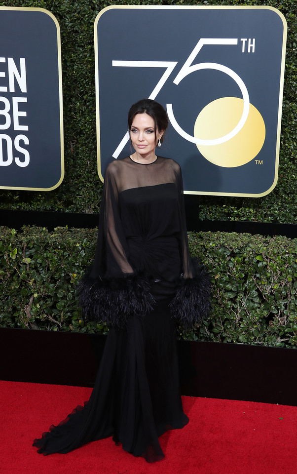 Złote Globy 2018: zjawiskowa Angelina Jolie na czerwonym dywanie