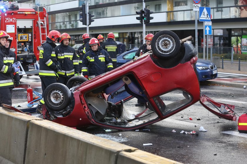 Wypadek w Warszawie. Seicento zderzyło się z bmw. Ranny kierowca