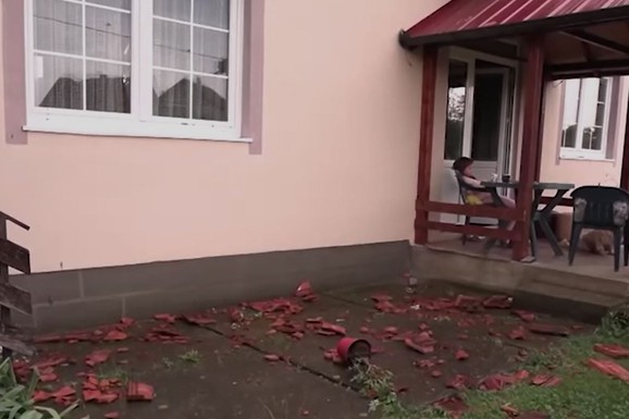 (FOTO) NEVREME RUŠILO KUĆE U SRBIJI, LJUDI RUKAMA DRŽALI PROZORE DA SE NE IZVALE! Kataklizmična oluja pogodila ovaj deo zemlje: "Grad tukao kao čekićem da udarate u zid"